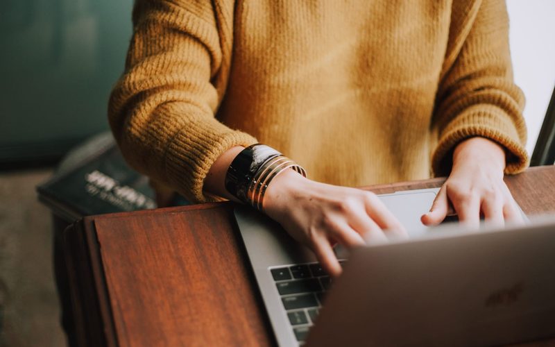 Profissional estudando em plataforma de EAD — matéria da Liga Ventures